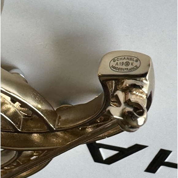 CHANEL Large CC White Pearl And Blue Enamel  Brooch - Picture 13 of 15